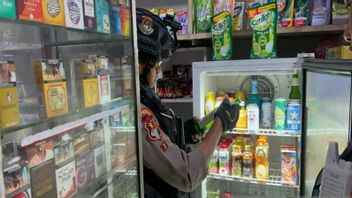سولو - صادرت الشرطة مئات الزجاجات من المعكرونة من مختلف العلامات التجارية في متجر كيلونتونغ في منطقة نوسوكان سولو
