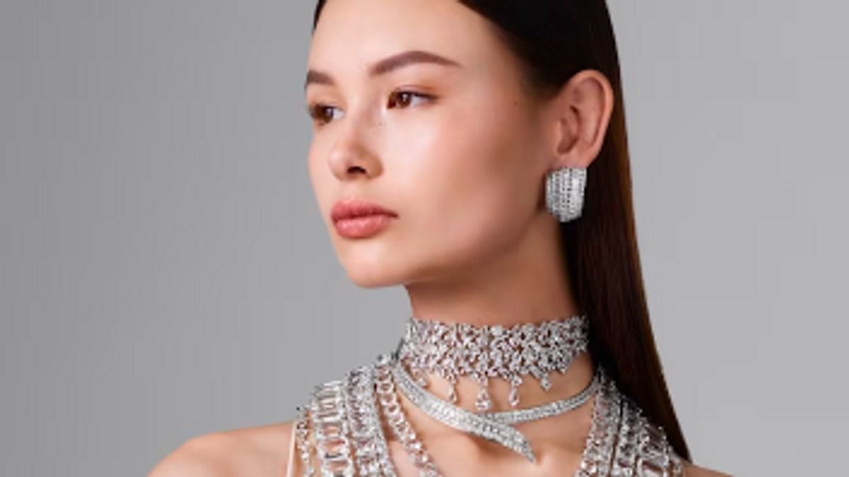 Looking At The 5 Reasons Behind The Luxury Of Rupa And The Expensive Price Of Swarovski Crystals
