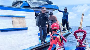 Les agents d’évacuation ont évacué 13 passagers du KM Cahaya Pesona qui ont été échoués dans les eaux de l’île de Karang Beras.