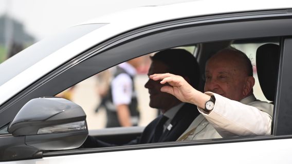 Les montres du pape François sont énormes