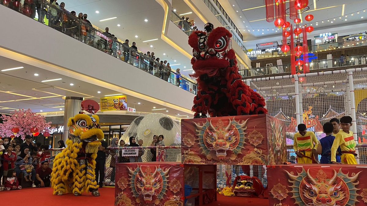 纪念Imlek的新年,“熊猫龙村”在购物中心购物时为社区提供娱乐