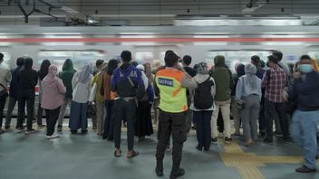 The Surge In KRL Users Reaches 418,899 People, The Around Monas Station Is Crowded During The TNI Anniversary