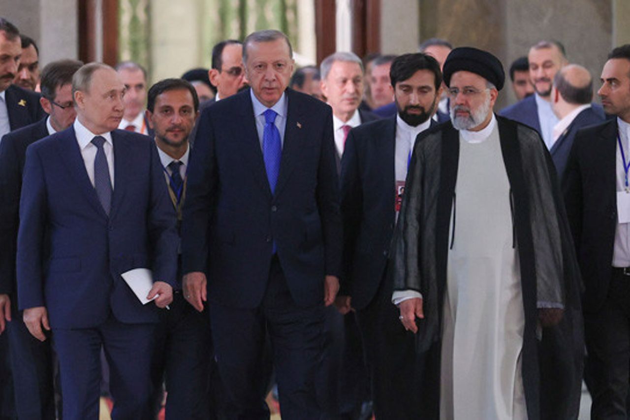モスクワはロシア、トルコ、イラン、シリアの会議を主催し、何について話し合っていますか?