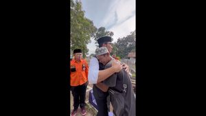 Tangis Warga Cianjur Pecah di Dada Ridwan Kamil Saat Takziah di Pemakaman Salah Satu Korban Gempa