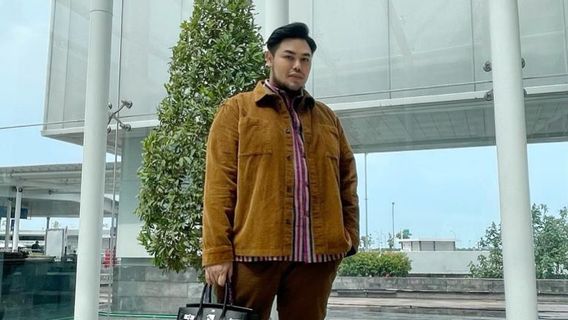 Selain Ivan Gunawan, 4 Artis Ini Juga Adopsi Boneka Mirip Manusia