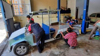 Les étudiants De SMKN 4 Pandeglang Produisent Des Voitures électriques