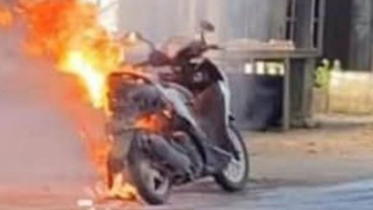 運転中、東ロンボク島の看護師のバイクが火事になった