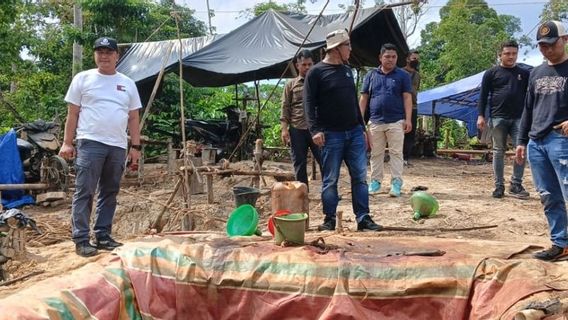 Police Unload Illegal Oil And Gas Well Equipment At Jambi-Sumsel Border