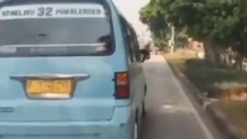 The Angkot Driver Who Blocks The Ambulance Is Actually Challenging To Be Beaten