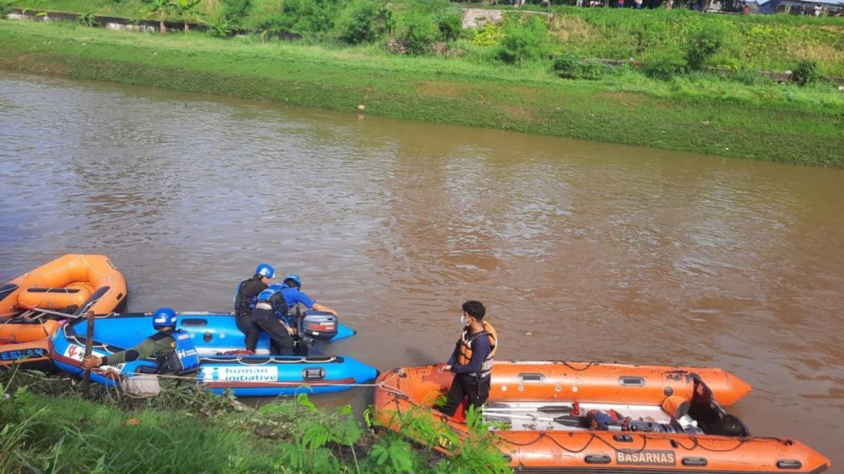 Petugas Gabungan Maksimalkan Pencarian Bocah 9 Tahun yang Hanyut di Kali BKT saat Mandi Hujan