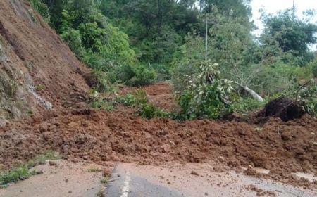 Jalan Penghubung Padang-Bukiittinggi Tertimbun longsor