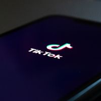 أعضاء مجلس الشيوخ الأمريكي يصدرون قواعد تحظر على الموظفين الفيدراليين اللعب في TikTok