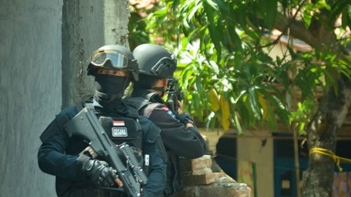 Densus 88 在中爪哇逮捕了9名伊斯兰祈祷团恐怖分子嫌疑人,Sita 6 Senpi 到达数百枚弹药