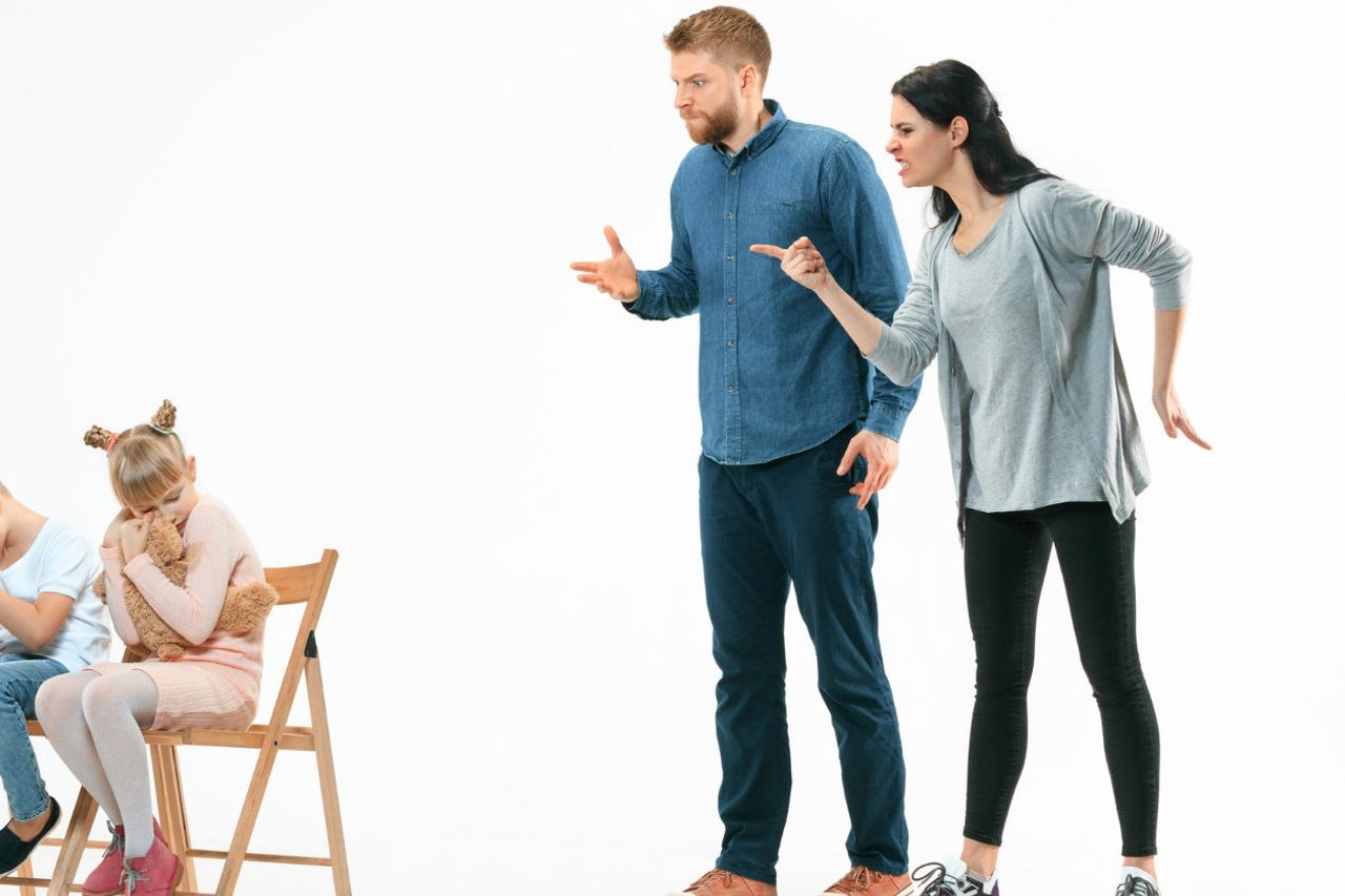 これらは、すぐに怒る親が子供に与える8つの影響であり、修正する必要があります。