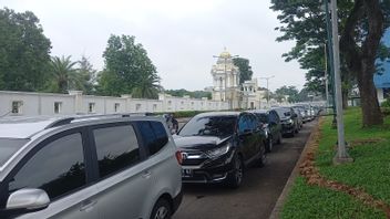 Many Residents In Tangerang Are Willing To Queue For Hours For A COVID-19 Test At The Hospital