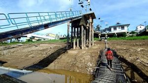 Tongkang Batu Bara Kandas Dampak Sungai Barito Surut