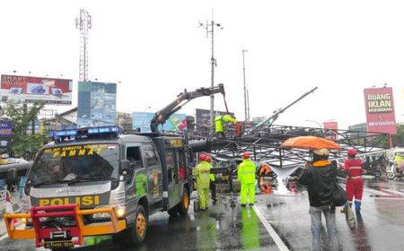 Baliho Besar di Jalan Lingkar Utara Sleman Roboh Diterjang Angin Kencang