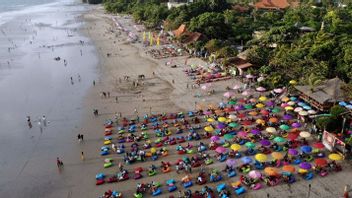 澳大利亚白种人昏迷，而冲浪在贝拉瓦海滩仓古巴厘岛