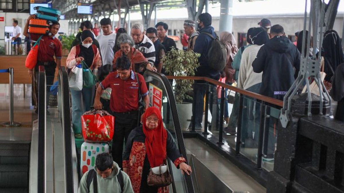 KA Jarak Jauh Berhenti di Stasiun Jatinegara hingga Kamis Dini Hari