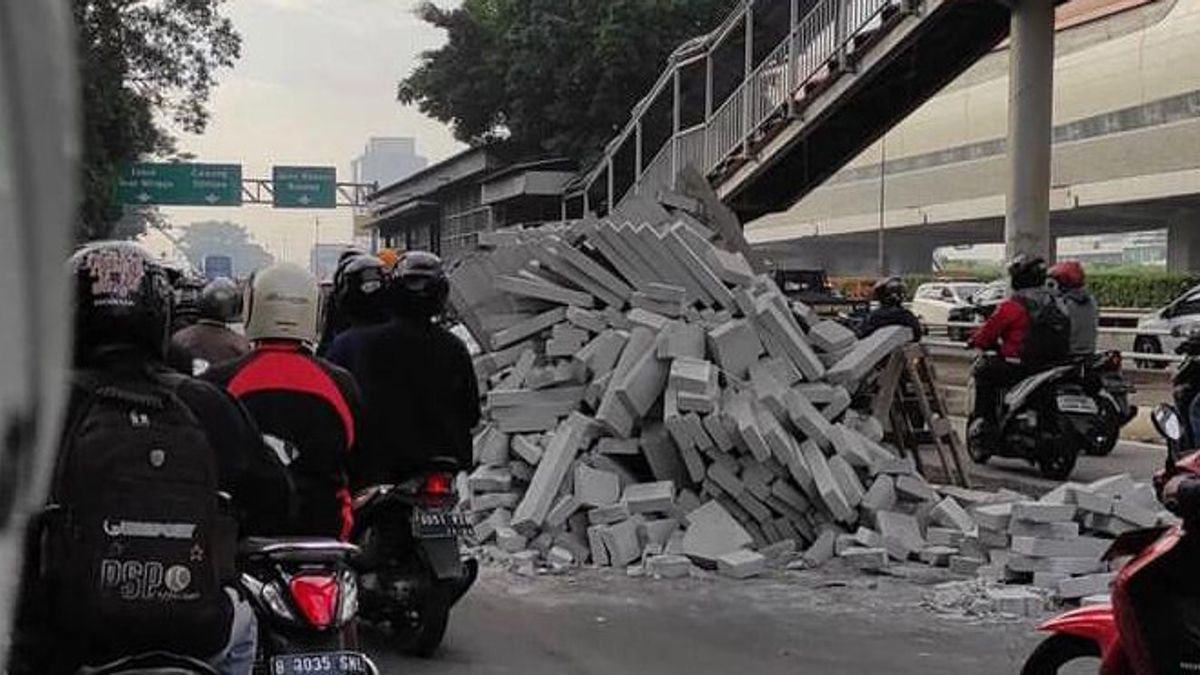 Truk Angkut Bata Hebel Terguling di Jalan Gatot Subroto, Kemacetan Hingga Ratusan Meter