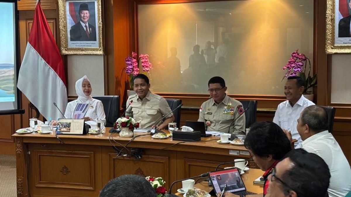 森林和陆地火灾 Hanguskan 213,984 公顷, 2025 年, 林业部长: 感恩, 低于 2024 年