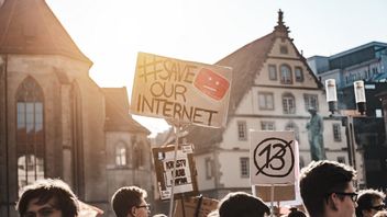 イラン大統領、国際インターネットアクセス再開を命じる