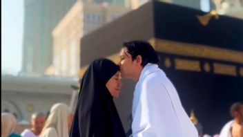 7 portraits heureux d’AndryAndika et de violentine Kaif Umrah ensemble après Sah devenu mari d’une femme