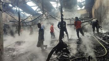 Petugas Gabungan Damkar-Satpol PP Bahu Membahu Padamkan Kebakaran Pabrik Kayu di Purbalingga