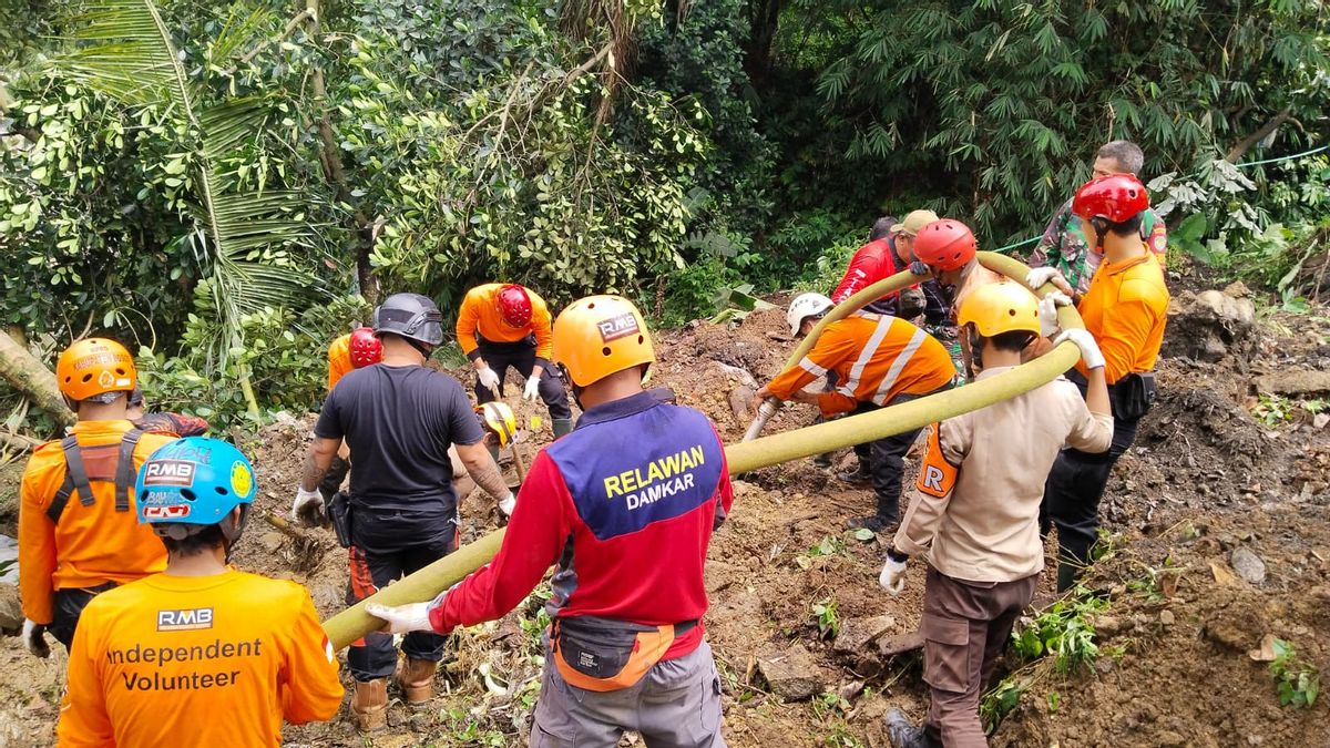 SAR Team Forms 3 Search Teams For 4 Landslide Victims In Bogor