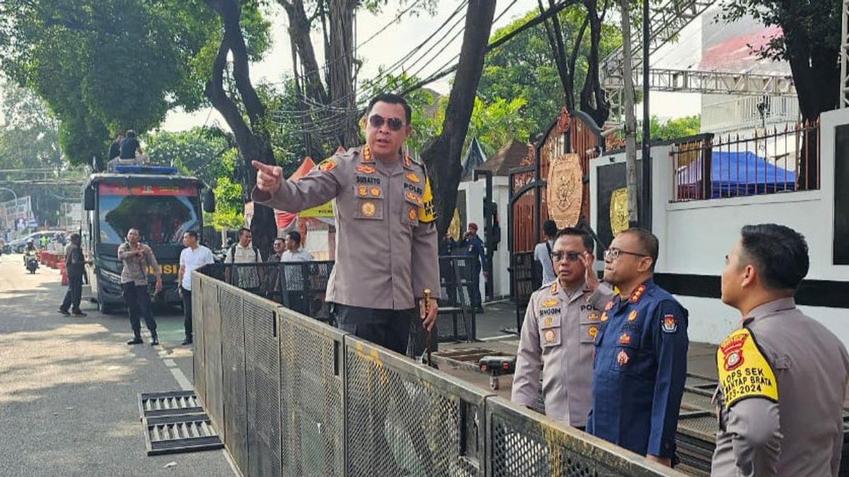 Petugas Gabungan Jaga Kantor KPU, Kapolres: Hanya Orang-orang Tertentu yang Bisa Melintas