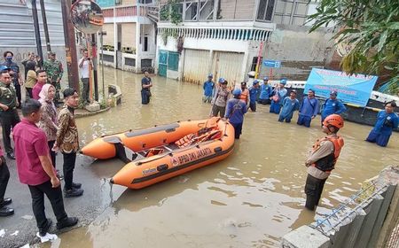 Wapres Gibran Tinjau Korban Banjir Kampung Melayu-Cawang, Tak Nyemplung Tapi Bagikan Sembako