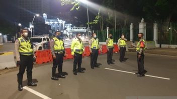 Police Temporarily Close Several Points At Monas Anticipating Wild Racing