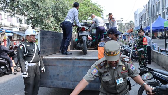 Penertiban Parkir Liar di Belakang Apartemen City Park Jakbar, Puluhan Kendaraan Ditindak Petugas Gabungan