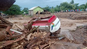 أدت الآثار الأخيرة إعصار سيروجا الاستوائية في إجلاء 8424 من السكان، و128 شخصا لقوا حتفهم في NTT