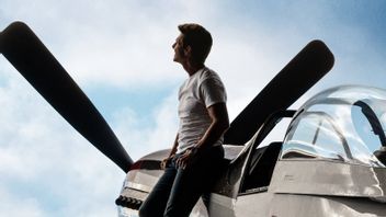 Action Tom Cruise Flying Fighter Plane In Top Gun: Maverick