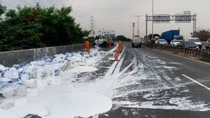 Truk Trailer Hantam Light Truk Bermuatan Cat di Tol Pluit Arah Tanjung Priok