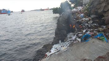 النفايات الطبية بما في ذلك حزم مستضد السريع تلوث مضيق بالي ليس من جزيرة الآلهة ولكن Banyuwangi
