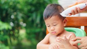 Mencukur Rambut Bayi Bikin Lebih Lebat, Mitos atau Fakta?