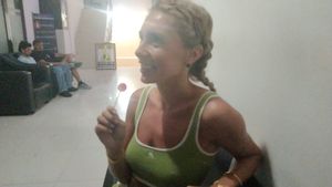 Sambil Ngemut Permen Lolipop, Bintang Porno Bonnie Blue Sambangi Kantor Imigrasi Bali
