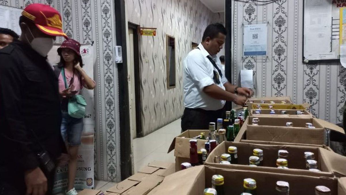 新年を前に犯罪率を押し付け、プルワカルタの合同当局者が数百本のアルコールを没収