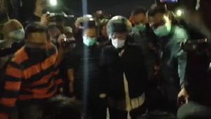 Risma Amuk Demonstran Tolak Omnibus Law yang Rusak Fasilitas Umum di Surabaya