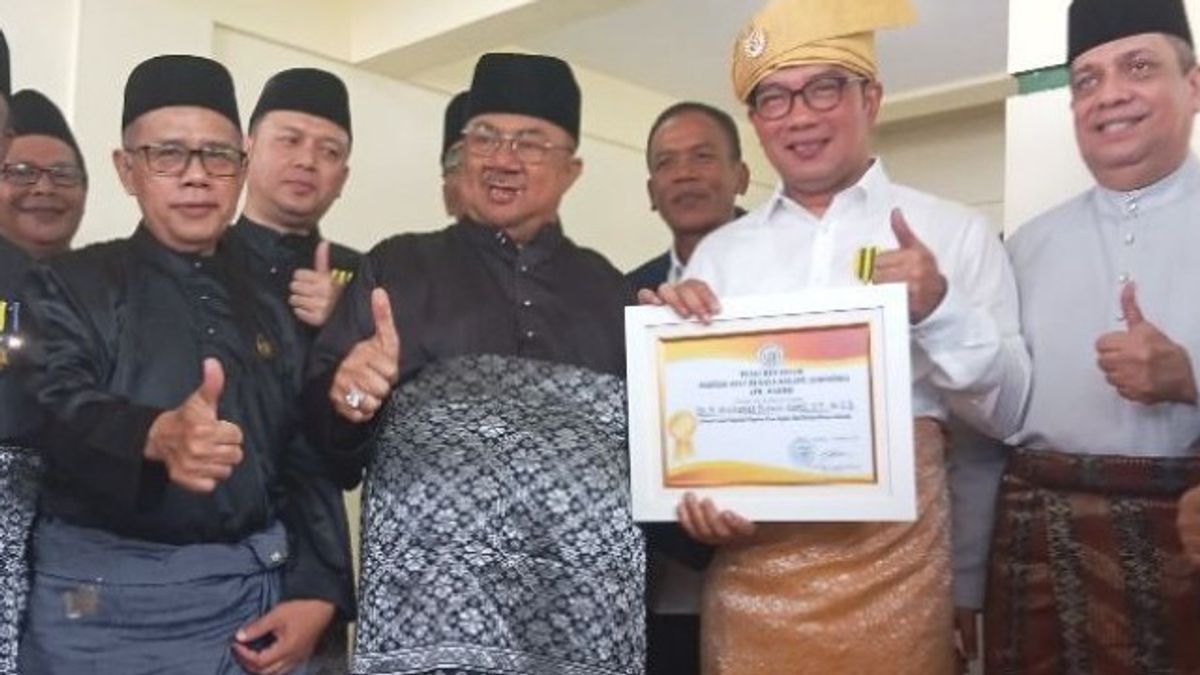 Datang ke Medan, Ridwan Kamil Didapuk Penasihat Majelis Adat Budaya Melayu