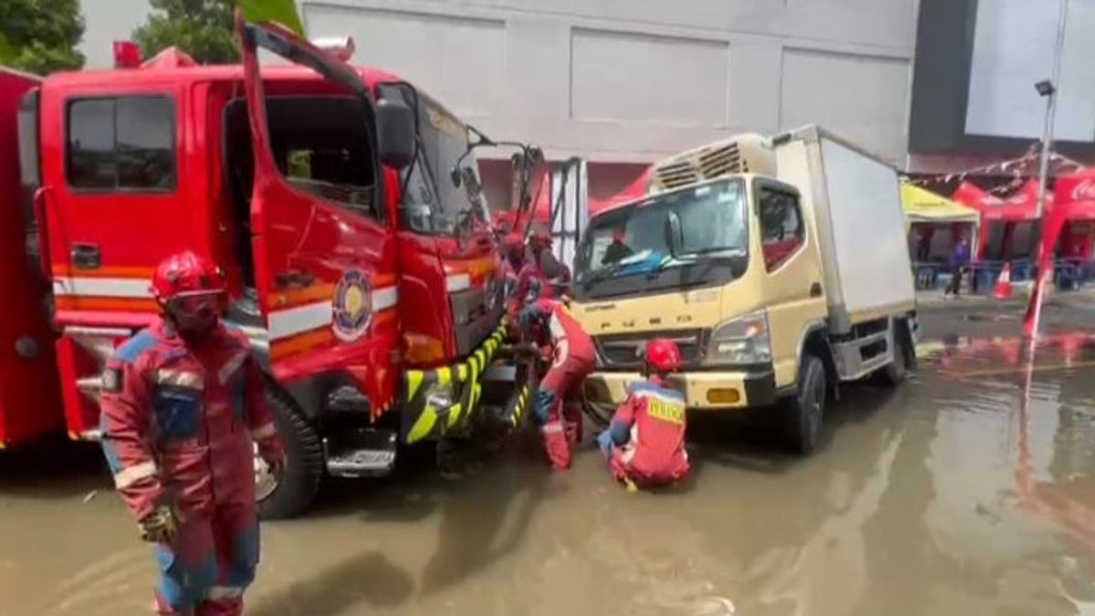 Truk Boks Terperosok ke Lubang Saluran Air di Koja, Damkar Lakukan Evakuasi