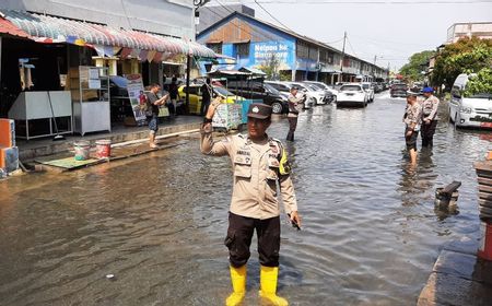 Polisi Lakukan Pengalihan Rute Jalan Dampak Banjir Rob di Kabupaten Bintan