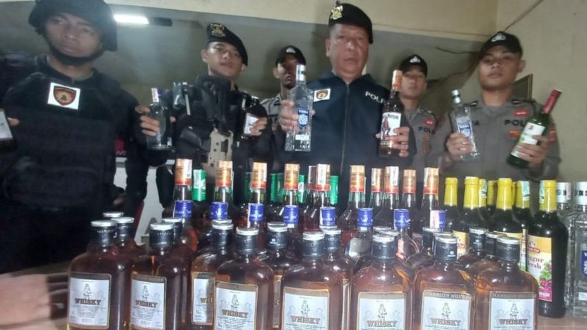 La police a saisi 417 bouteilles de miras miras importées de Bandung censées être distribuées à Tasikmalaya, 2 personnes ont été arrêtées