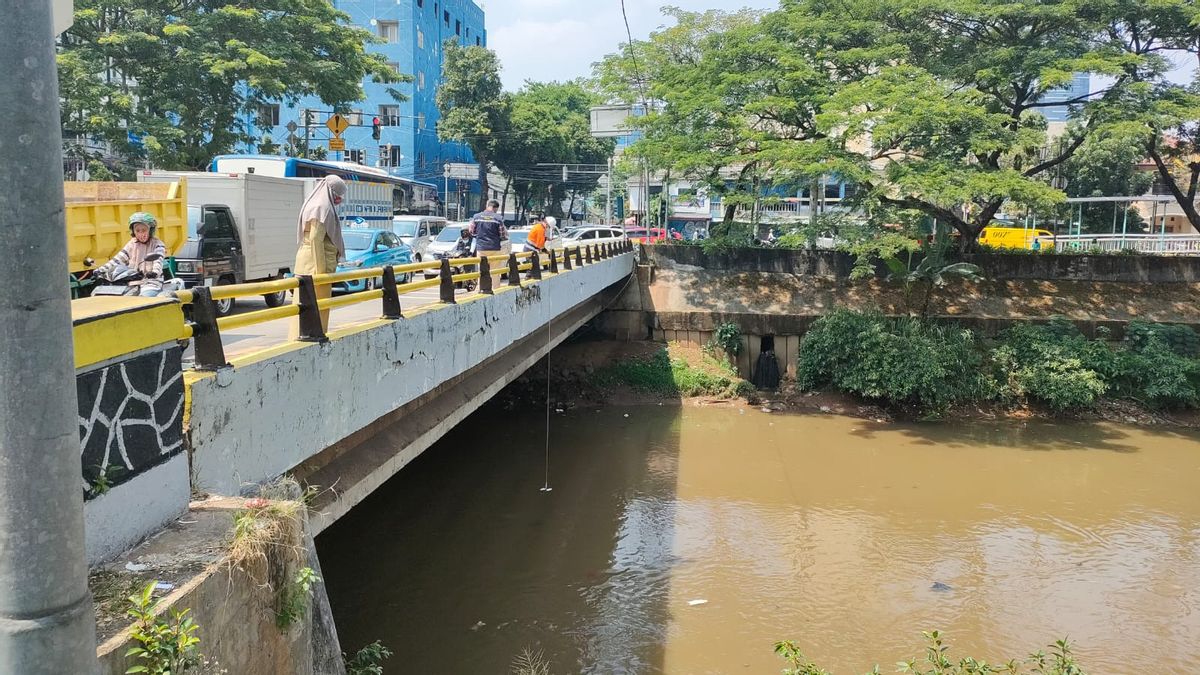 DLH: La Qualité De L’eau De La Rivière DKI Jakarta Est Très Préoccupante