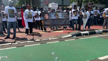 集団解雇計画、MAビルの前で何百人ものポロラルフローレンインドネシアの従業員デモ