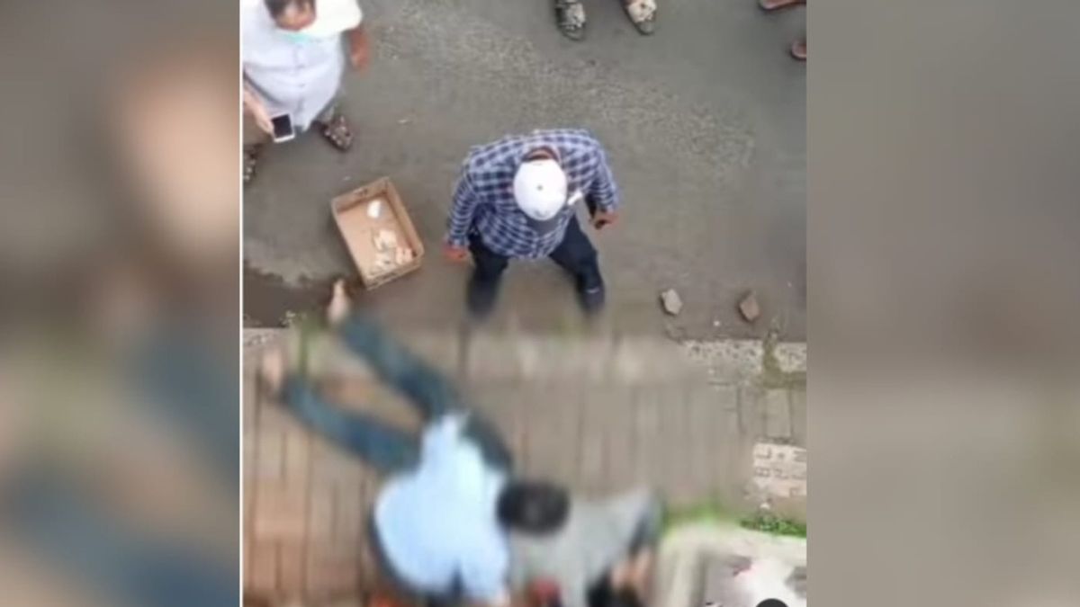 一名男子涉嫌从人行天桥上跳下自杀，被发现浑身是血躺在Jalan TB Simatupang上
