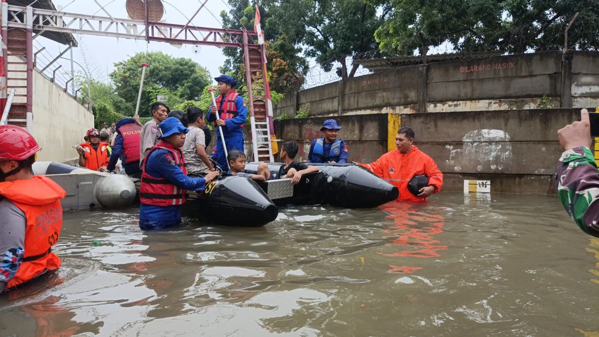 Des dizaines de routes de Jakarta sont toujours inondées jusqu’à l’après-midi, y compris le gêneau, c’est pourquoi