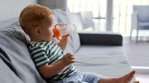 Kapan Sebaiknya Memperbolehkan Bayi Minum Air Putih? 